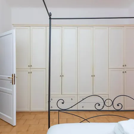 I-host - De Sanctis 52 * Milan